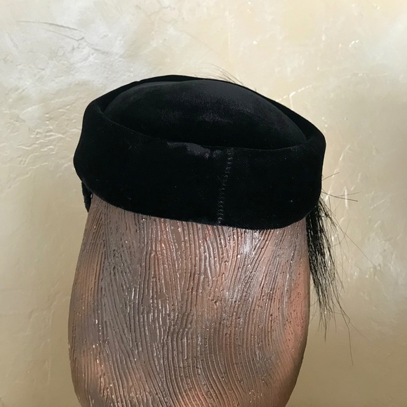 CHIC 1950s BLACK VELVET TOQUE WITH BLACK FEATHER AND CRIN TRIM. main image 10